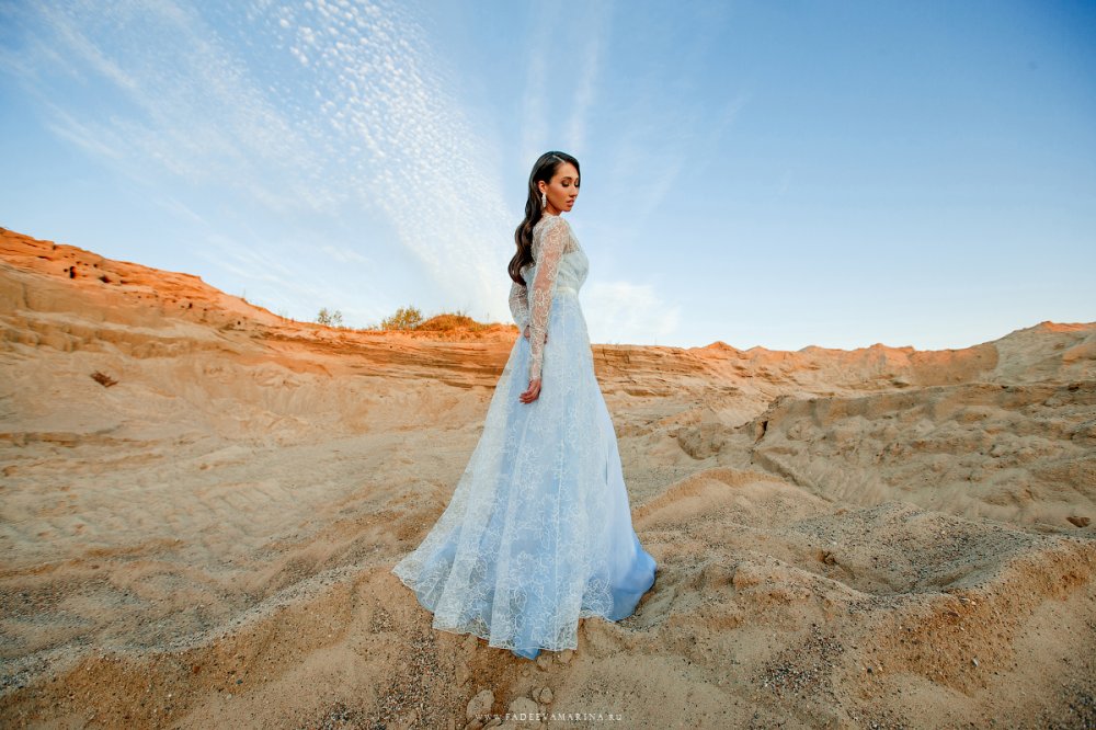 Невеста в небесно-голубом кружевном платье