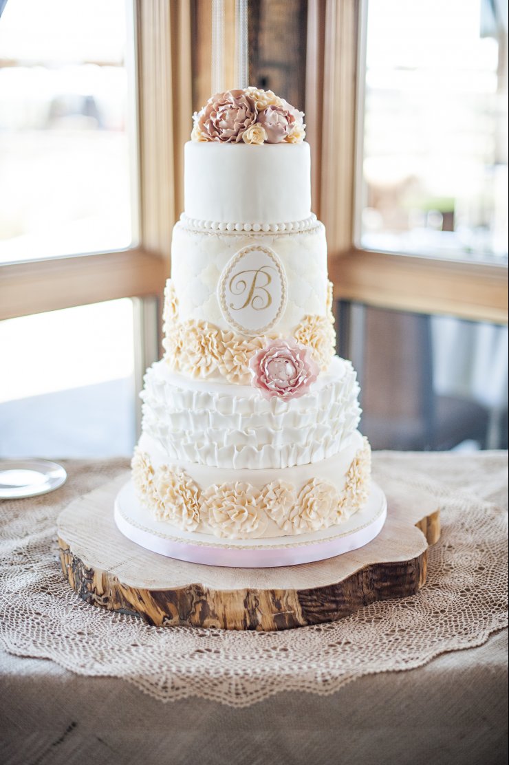 Свадебный торт с цветами и вензелем